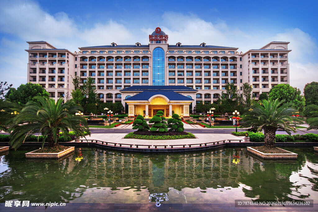 湖畔宏伟酒店建筑景观