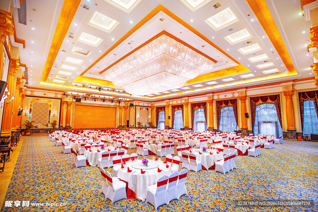豪华宴会厅内整齐宴会布置