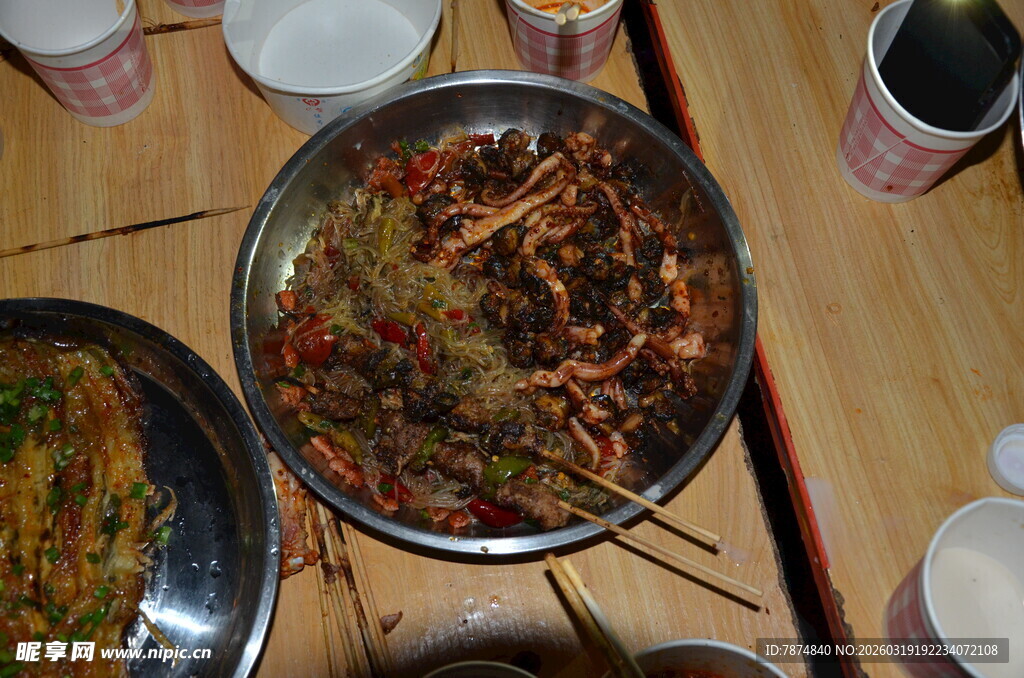 美味农家菜肴摆满桌