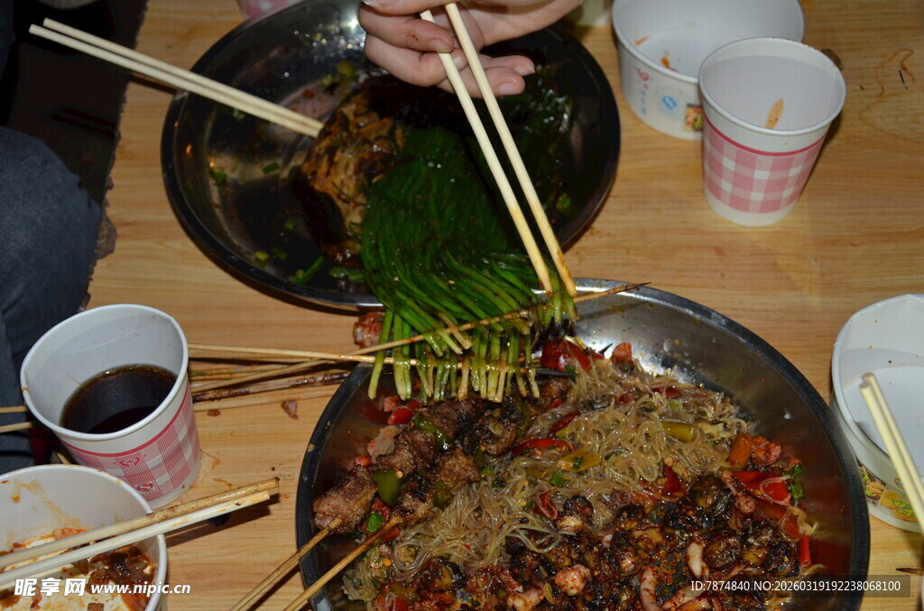美味烧烤食材诱人涮煮中