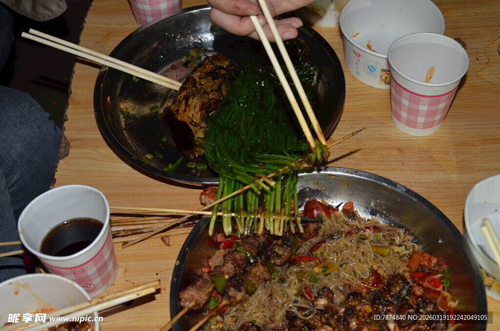 热闹聚餐中的美味菜肴