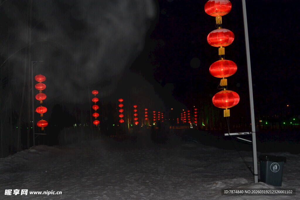 夜晚红灯笼装点的道路