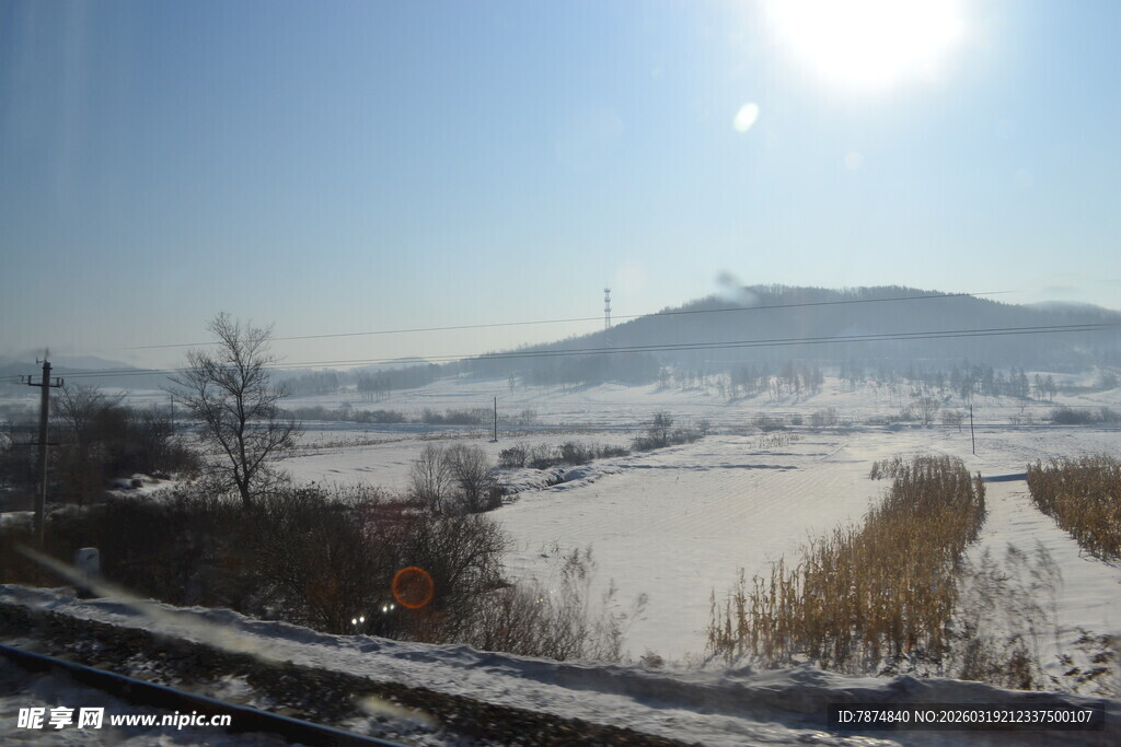 冬日雪景中的开阔田野