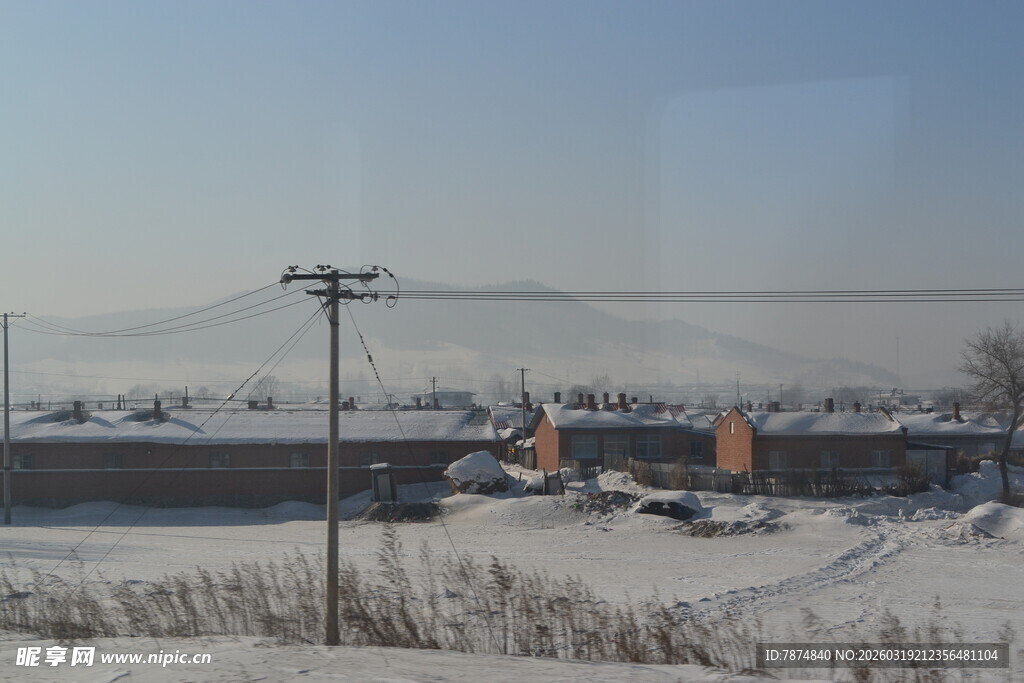 冬日雪景中的乡村景象