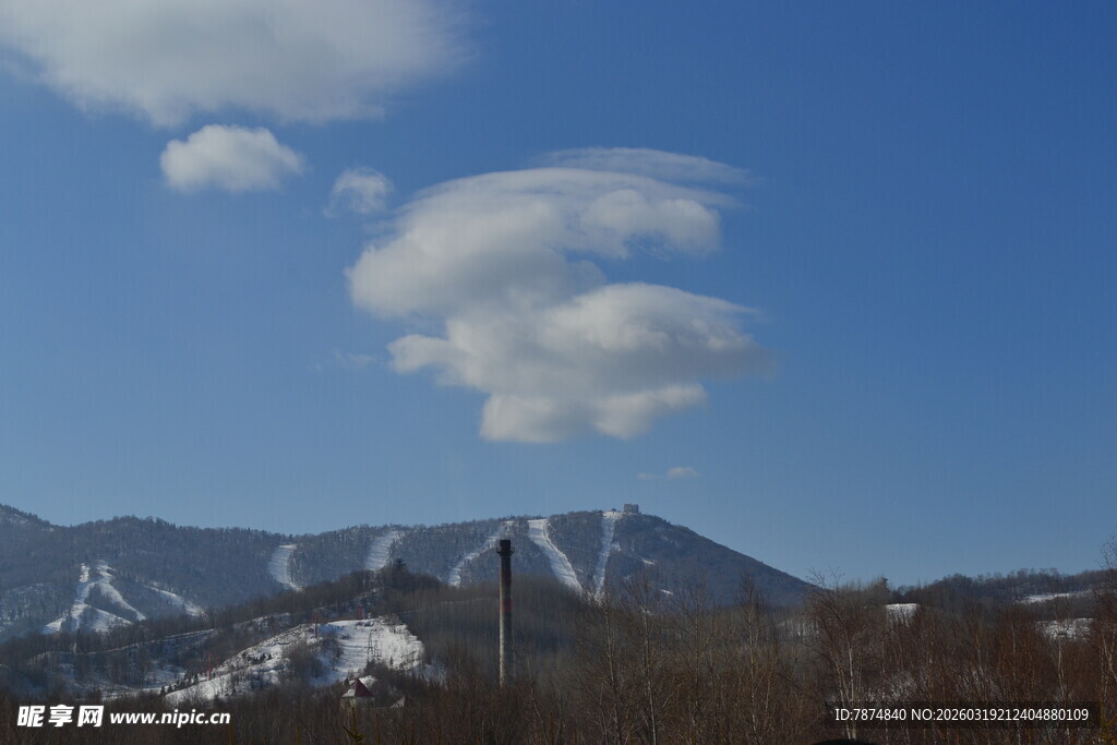 雪山蓝天美景