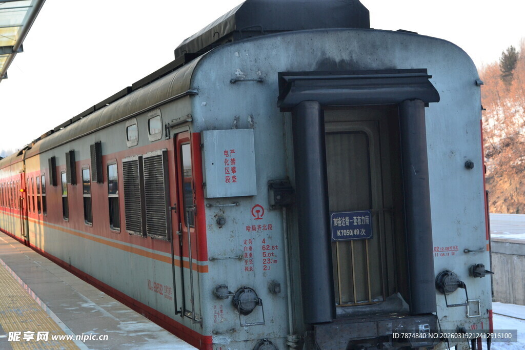 老式火车停靠在站台