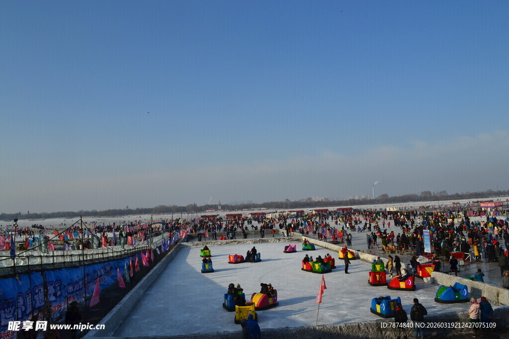 冰上欢乐场景 人群嬉戏