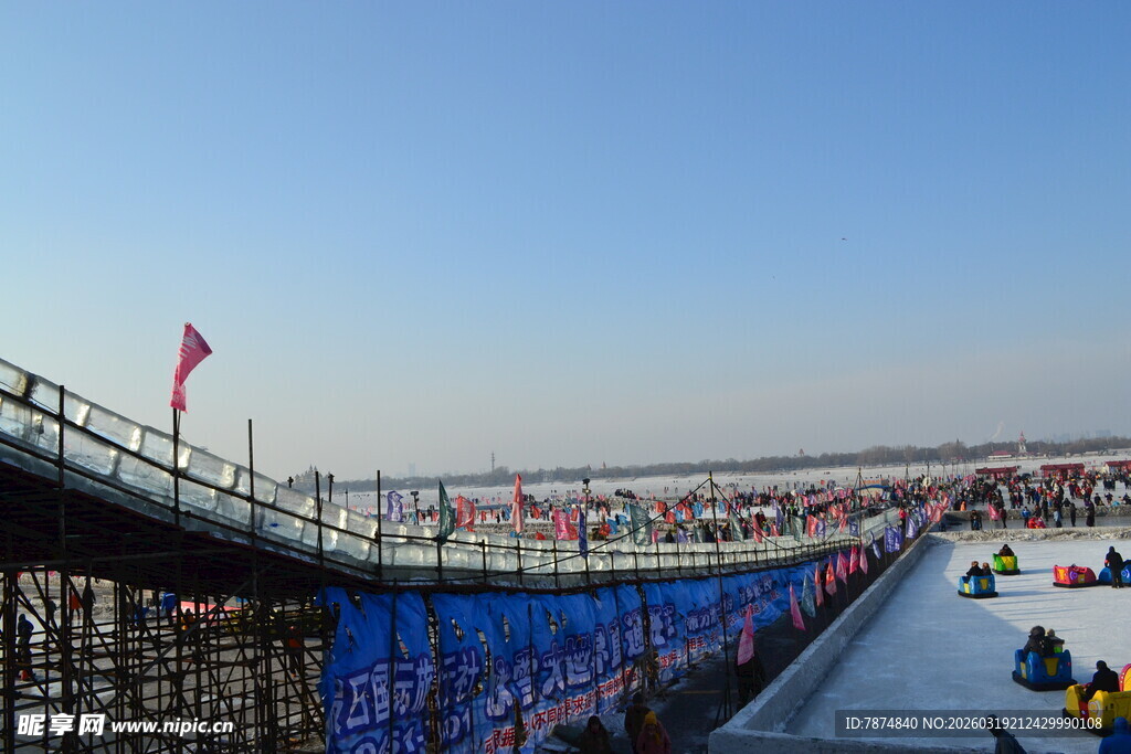 冬日户外游乐场景