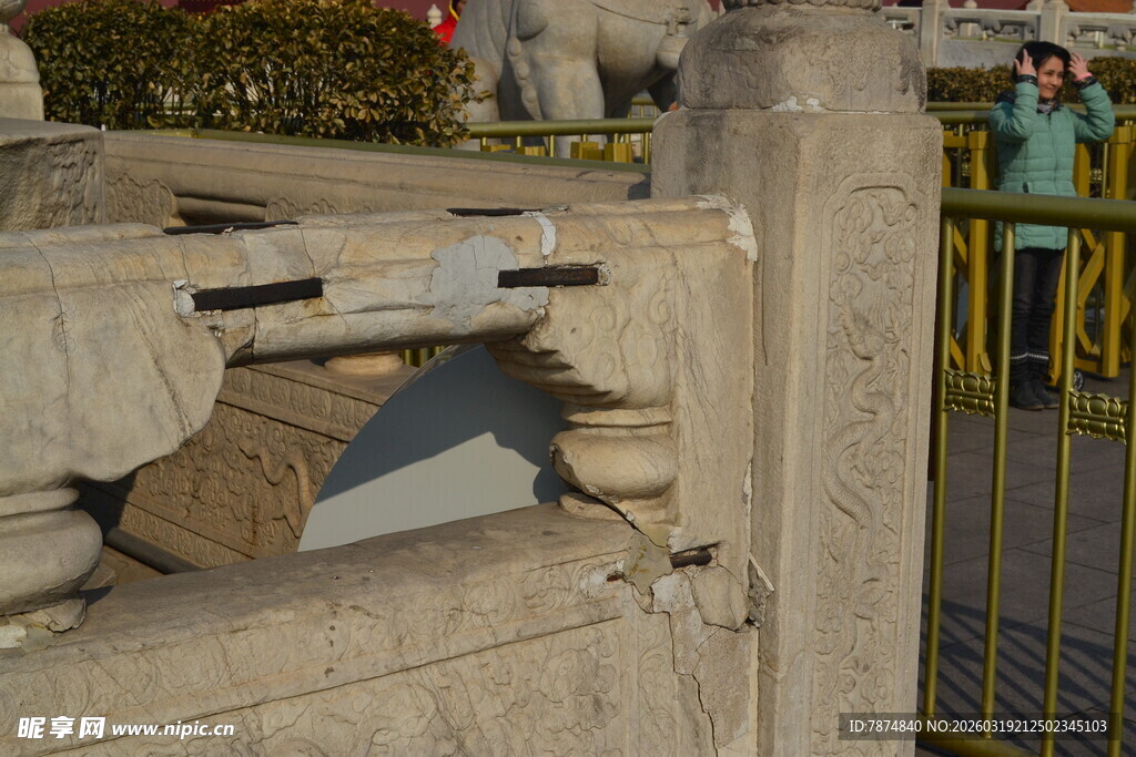 破损的石质栏杆