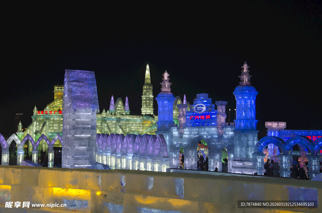 梦幻冰雕城堡灯光夜景
