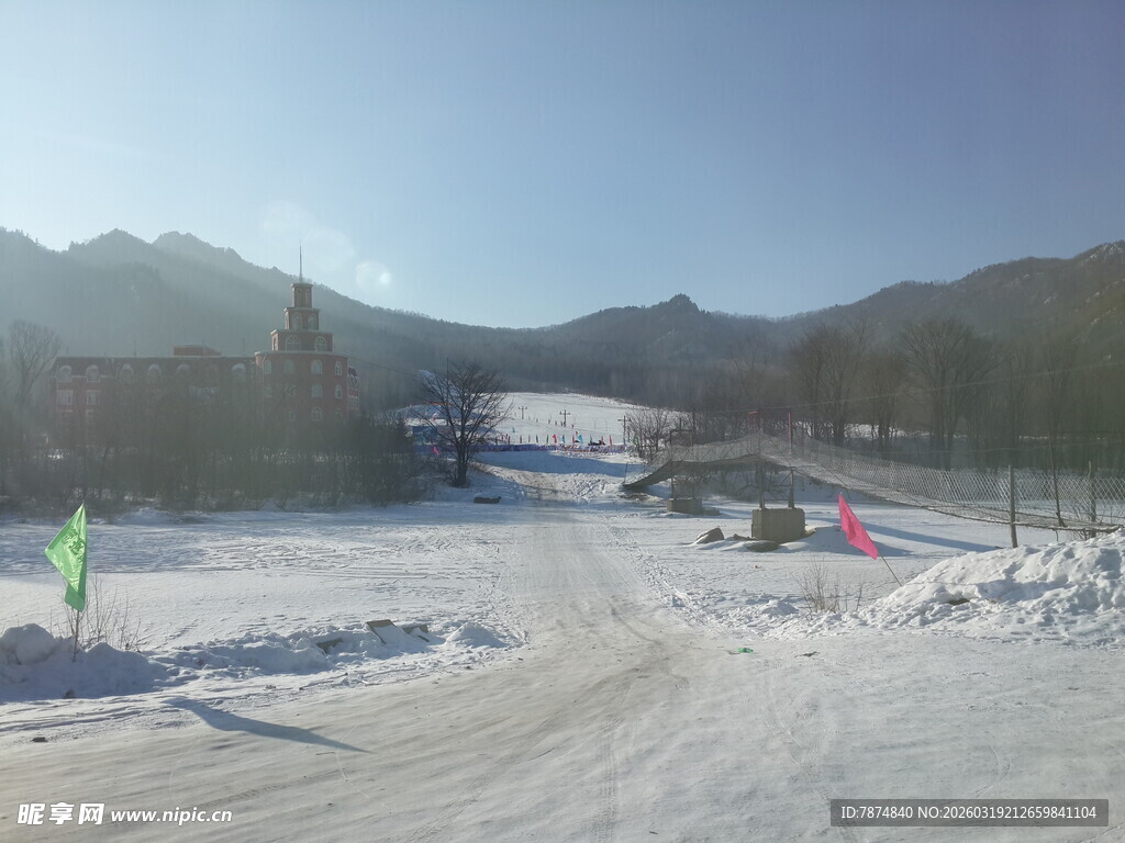 冬日滑雪场的开阔雪景