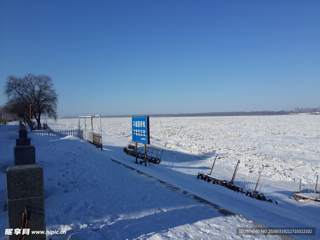 冬日雪景中的开阔河岸风光