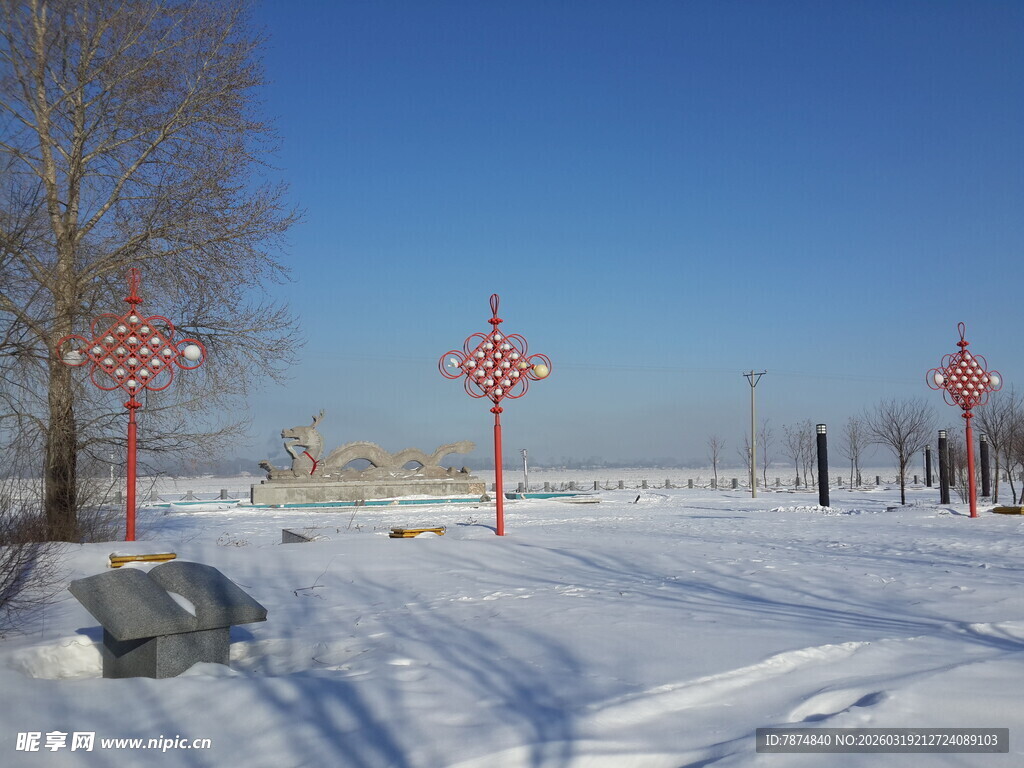 雪地中的红色警示标志