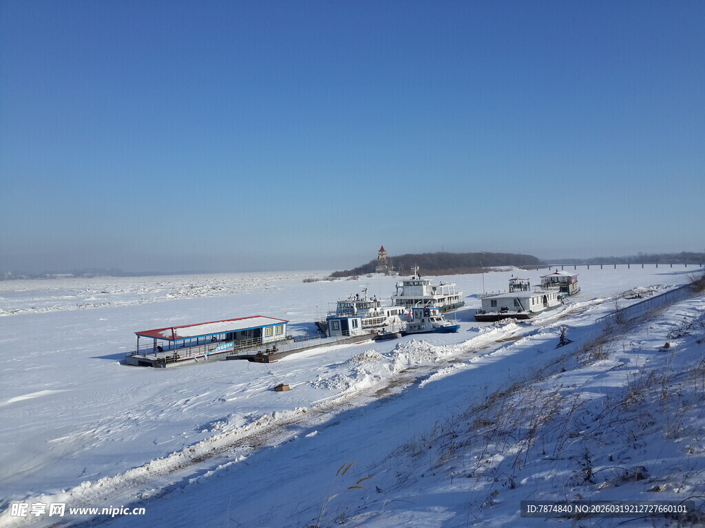 冬日雪地中的车队景象