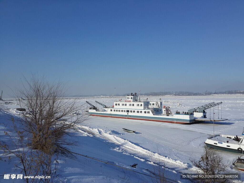 冬日雪景中的村庄景象