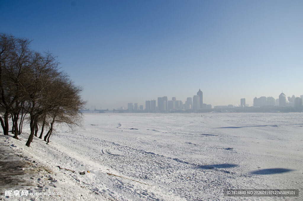 冬日河畔雪景与远处城市
