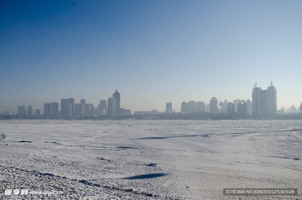 雪地中的城市天际线