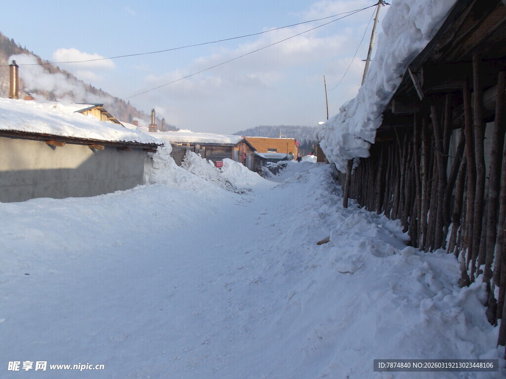 冬日雪景中的宁静河道