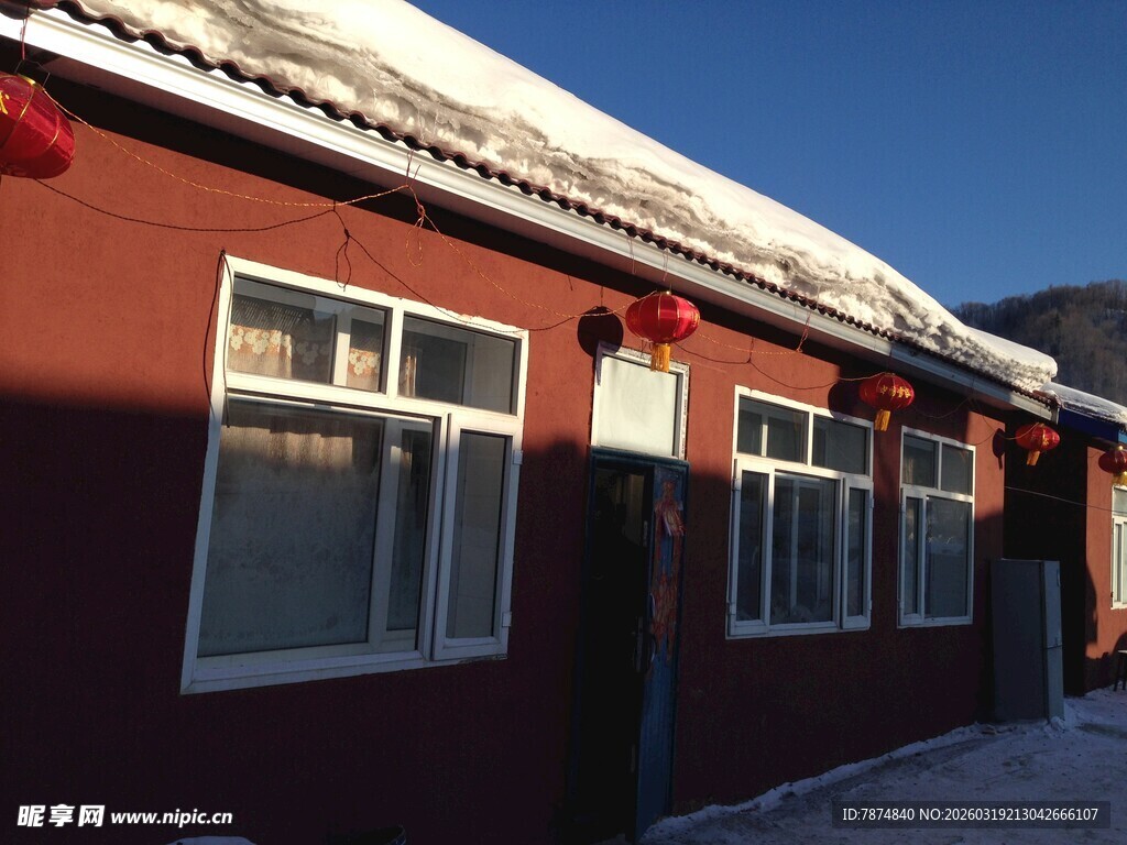 冬日红墙小屋雪景