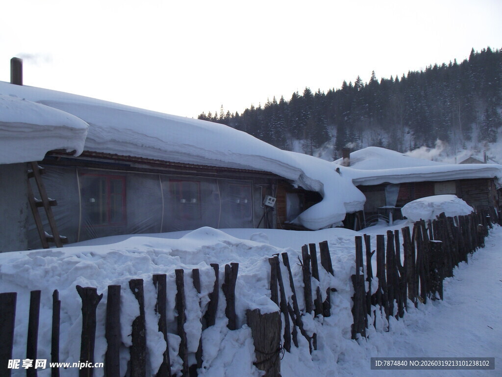 雪覆木屋围栏冬日景象