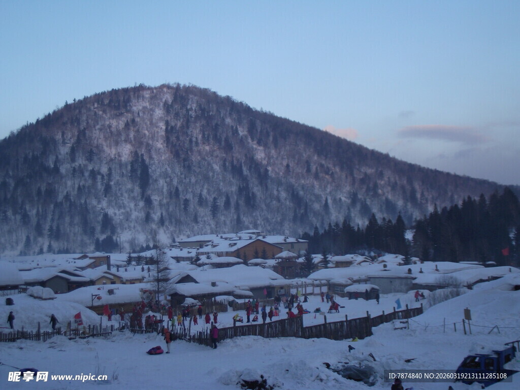 雪覆山村 远山近景皆如画