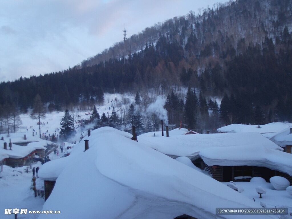 雪覆山村美景