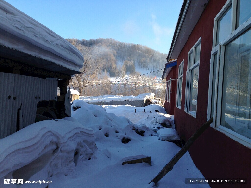 冬日乡村雪景中的红屋