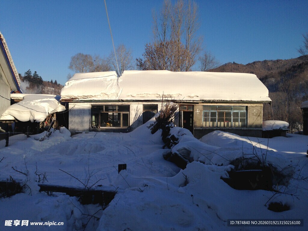 雪覆乡村房屋景象