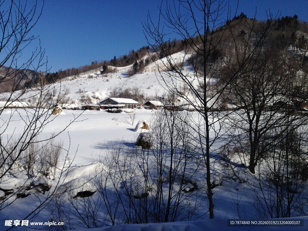 冬日雪景中的宁静山村