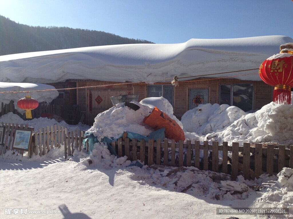雪覆小屋红灯笼添年味