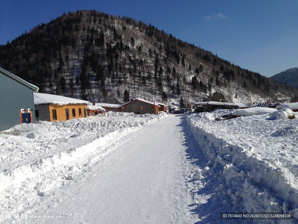 冬日雪覆山村小道美景