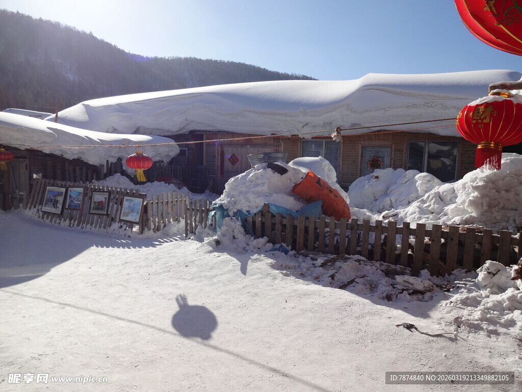雪覆村庄 红灯点缀添年味
