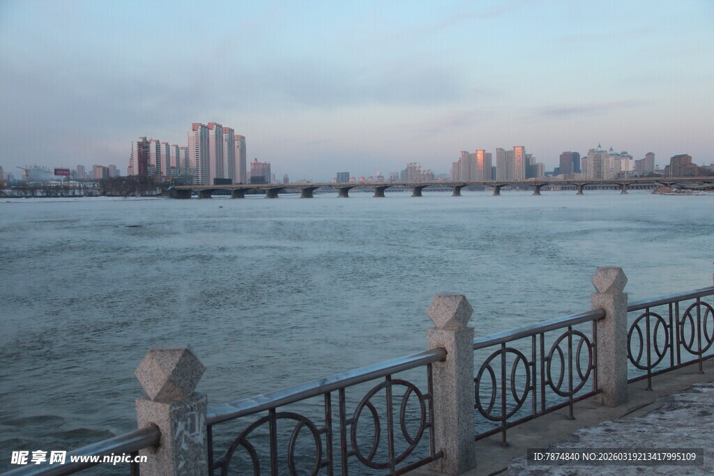 江边护栏旁的城市远景