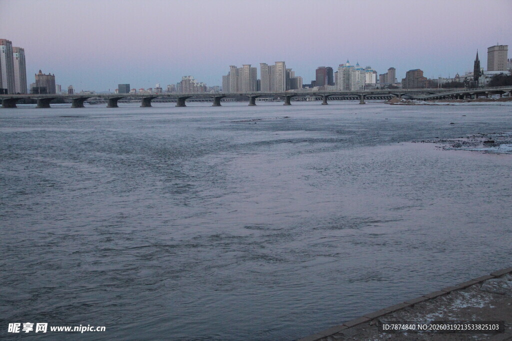 河畔桥梁与城市天际线