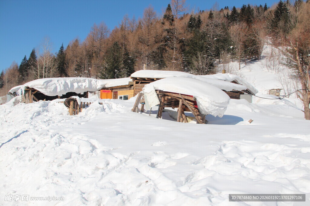 雪覆山村小屋美景