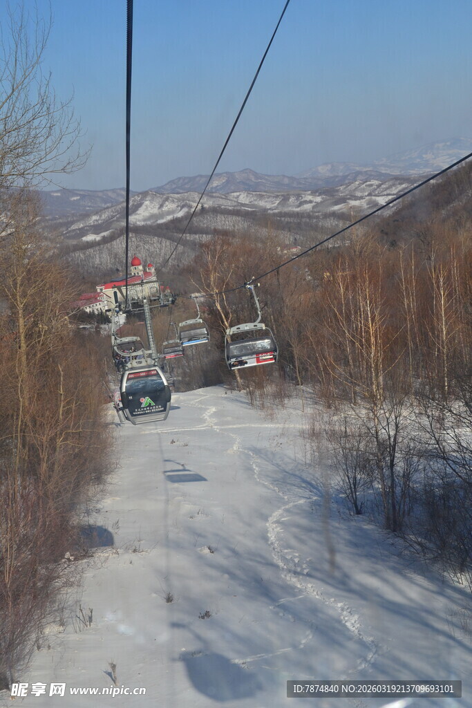 冬日山间的索道缆车景象