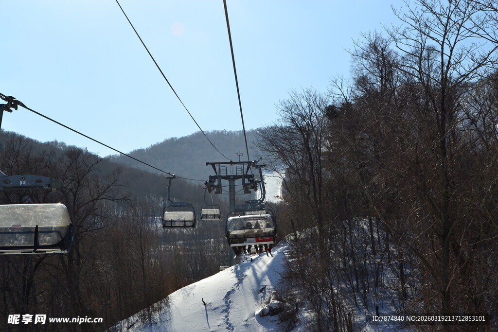 山间雪道上的缆车景观