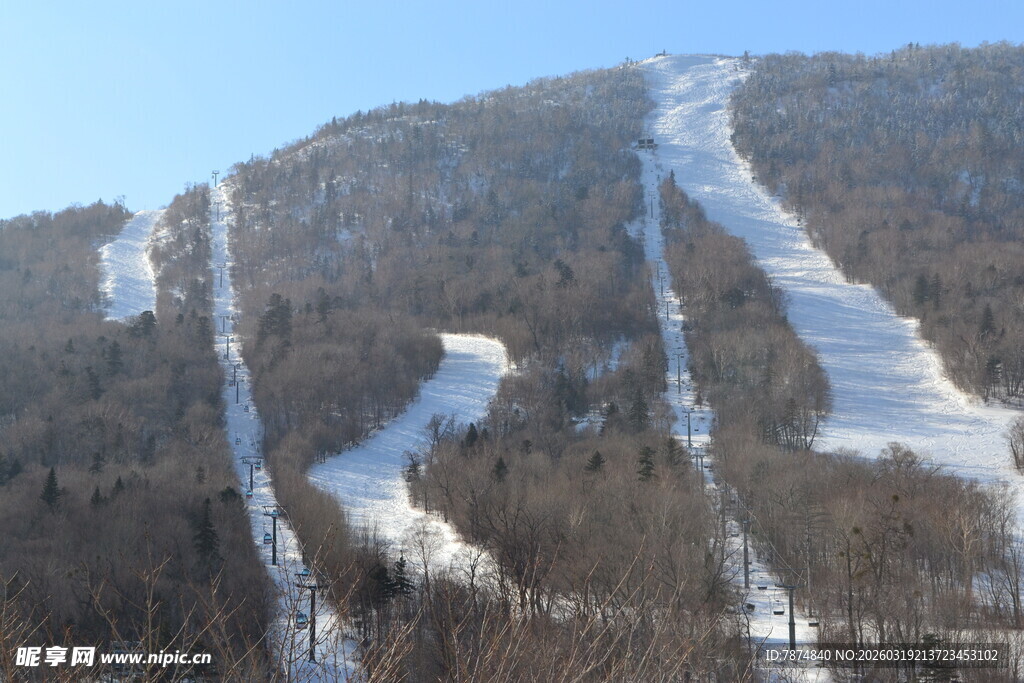 冬日雪山滑雪坡道景观