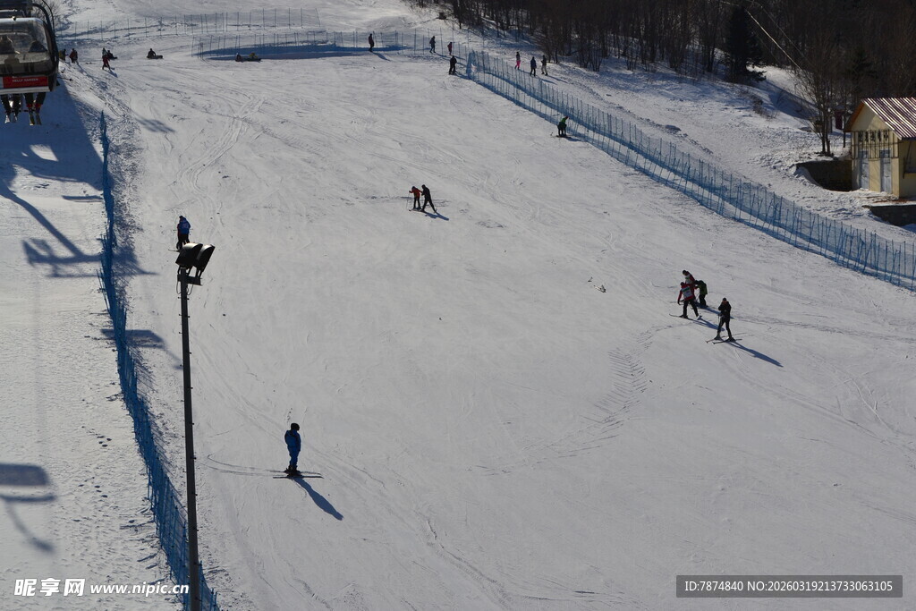 雪场滑雪者的动感瞬间