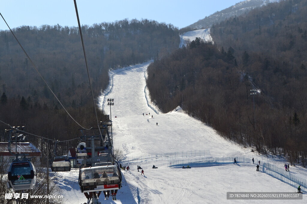 雪场缆车穿梭于皑皑白雪间