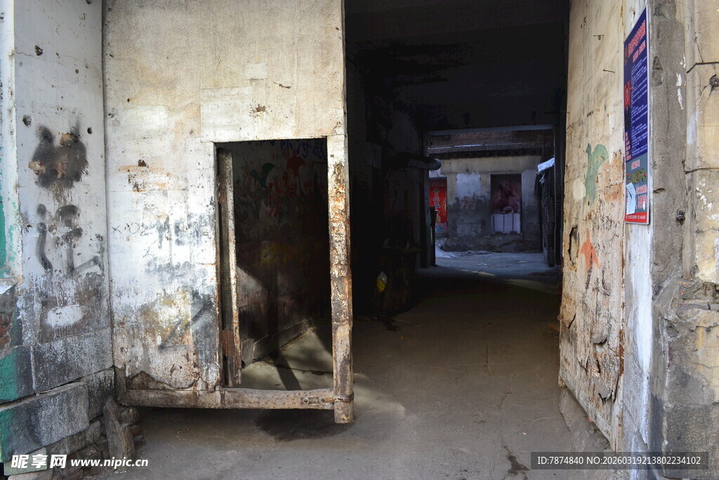 破旧走廊内的废弃景象