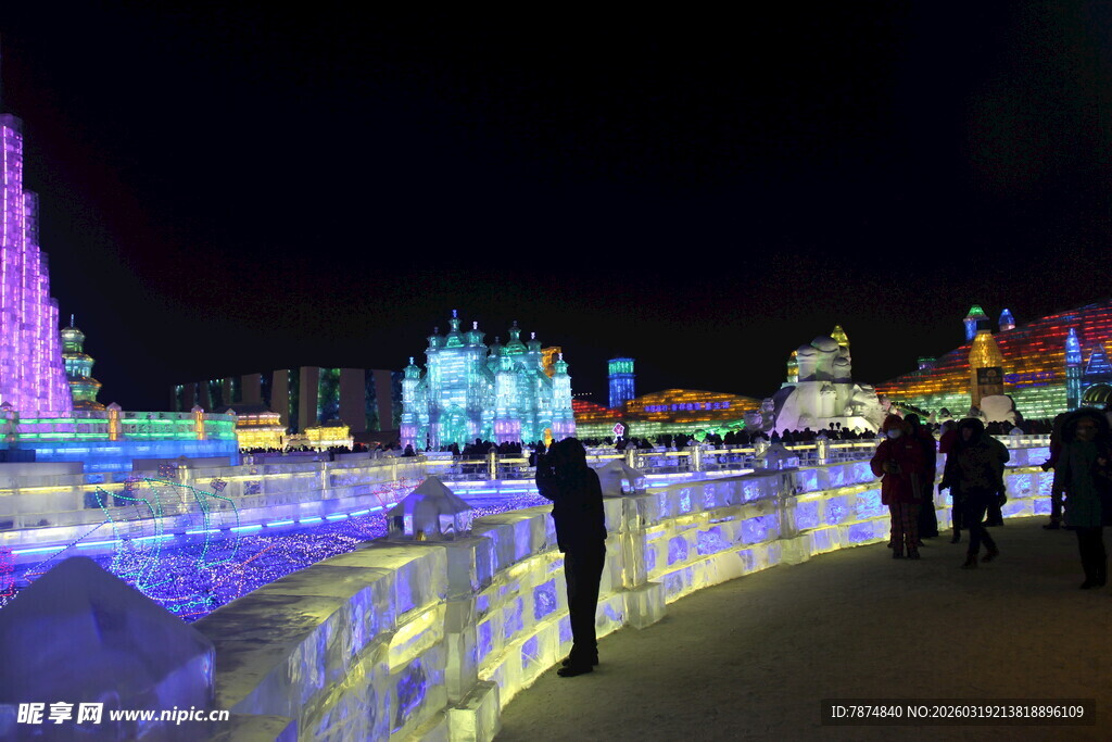 梦幻冰雕夜景 游人漫步赏