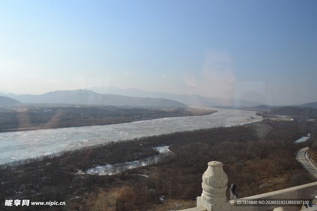 俯瞰冬日壮丽山河景色