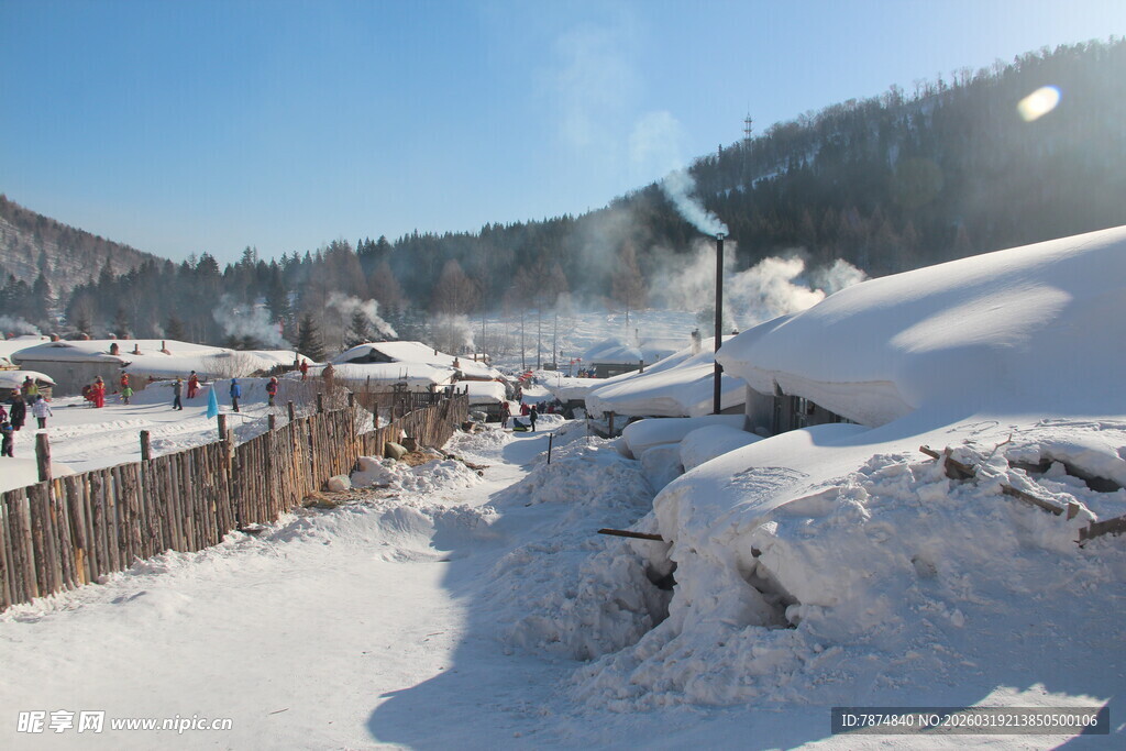 冬日雪覆乡村景致