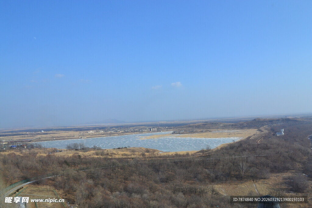 俯瞰开阔水域与周边地貌