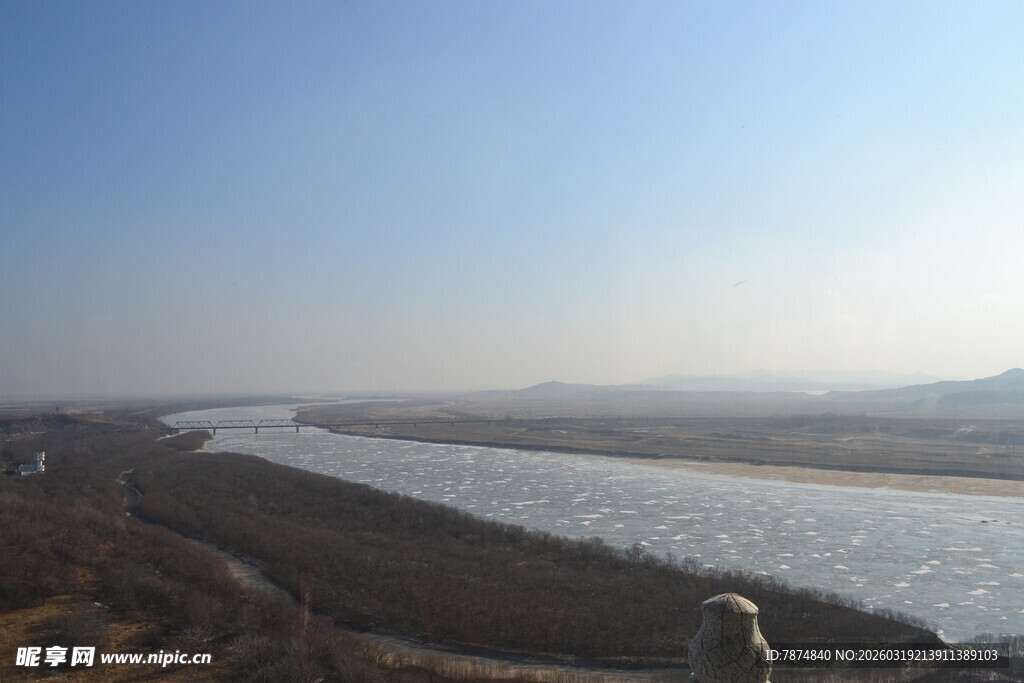宽阔河流与两岸风景