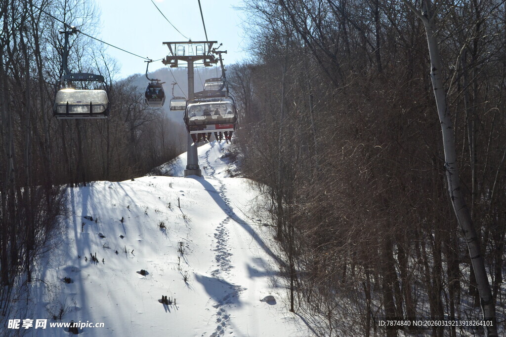 雪坡缆车下的滑雪场景