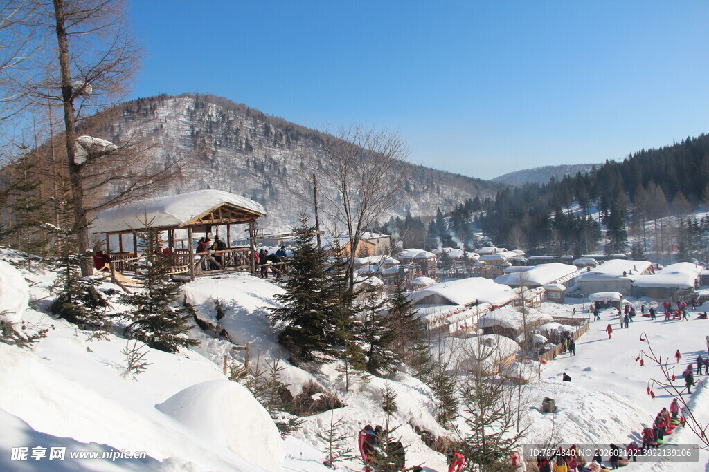 冬日雪景中的热闹度假小镇