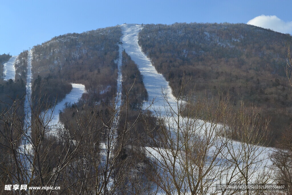 冬日雪山滑雪道风景