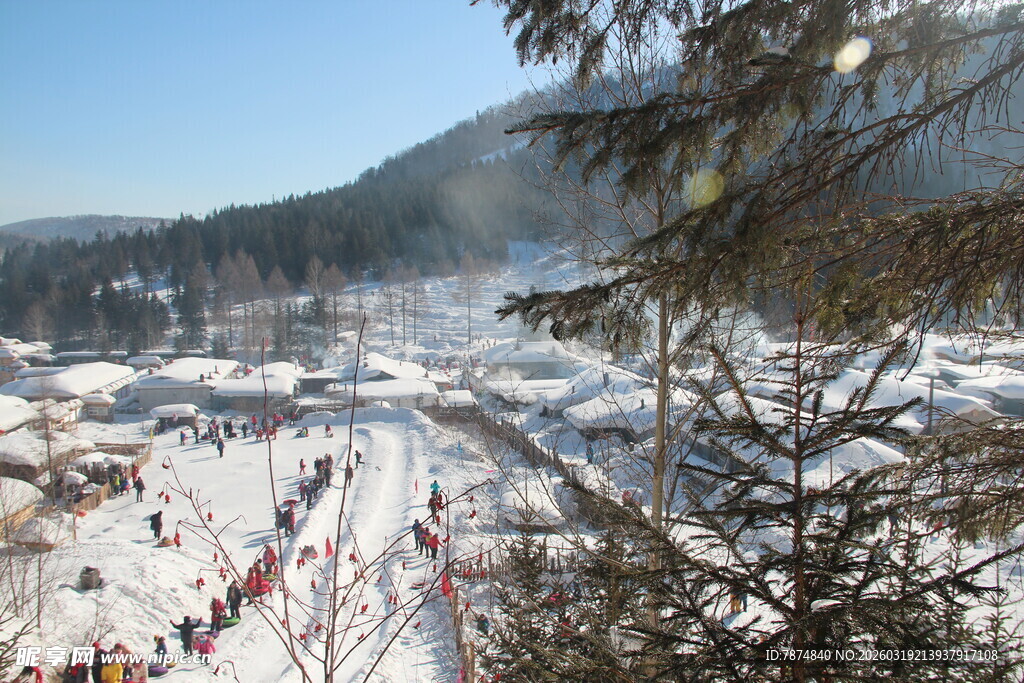 冬日山村雪景热闹景象